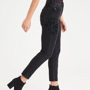 American Eagle Black embroidered Mom Jean Size 6 Regular